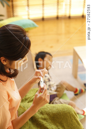 熱を測る女性 熱を測る女性 27162583