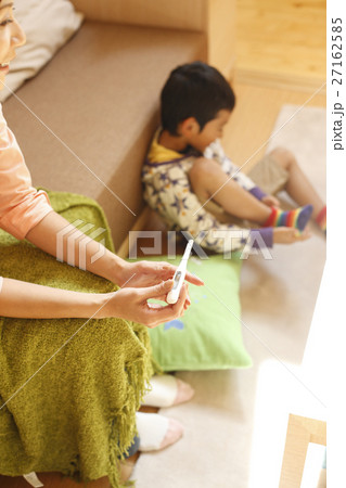 体温計を持つ女性 体温計を持つ女性 27162585