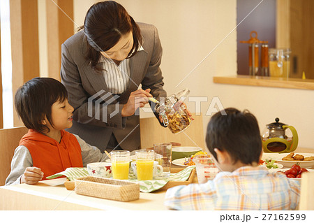 朝食シーン 朝食シーン 27162599