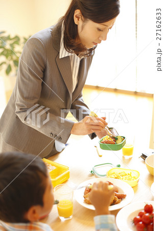 弁当を作る母 27162633