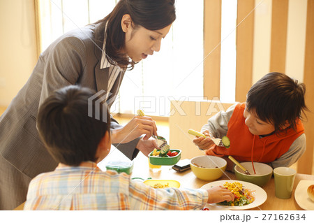 弁当を作る母 27162634