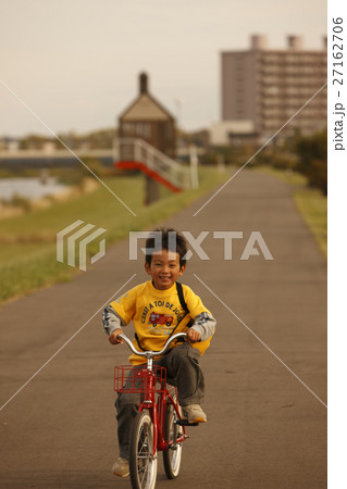 自転車に乗る男の子 27162706