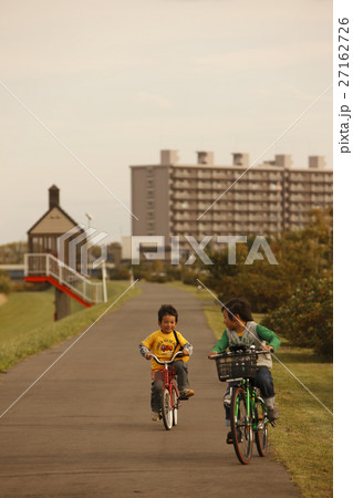 自転車に乗る兄弟 自転車に乗る兄弟 27162726