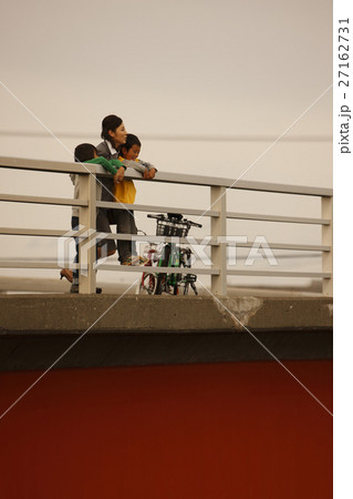 橋の上の母子 27162731
