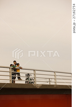 橋の上の母子 27162754