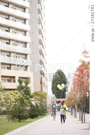 風船を持つ息子と母親 27162791