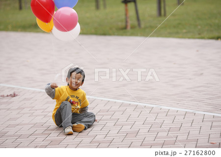 風船を持つ男の子 27162800