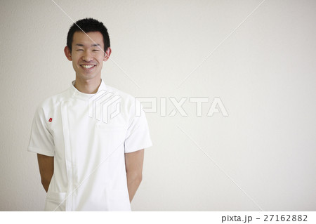 笑顔の看護師 27162882