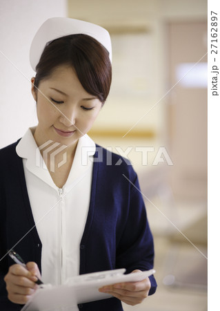 メモをとる看護師 メモをとる看護師 27162897