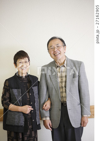 笑顔の老夫婦 笑顔の老夫婦 27162905