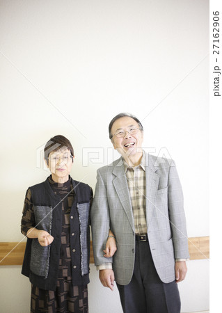 笑顔の老夫婦 笑顔の老夫婦 27162906