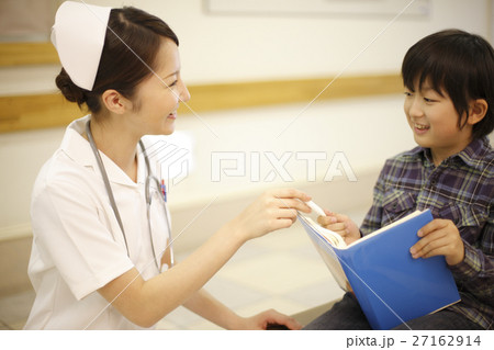 笑顔の看護師と少年 27162914