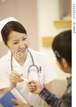 体温計を渡す看護師 27162915