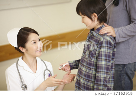 看護師と少年 27162919