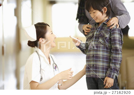 笑顔の看護師と少年 27162920
