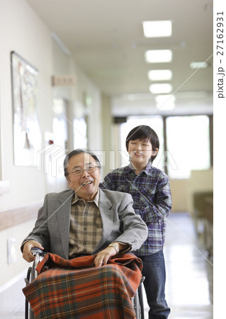 車椅子の祖父と孫 27162931