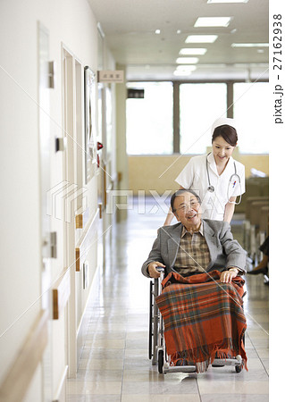 患者と看護師 27162938
