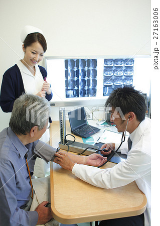 血圧を測る医師 血圧を測る医師 27163006