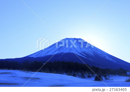 真冬夜明けの富士山 27163405