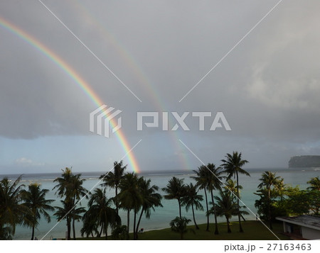 雨上がりの朝，グアム島タモン湾の上空をまたぐ半円形の大きな二重の虹 27163463