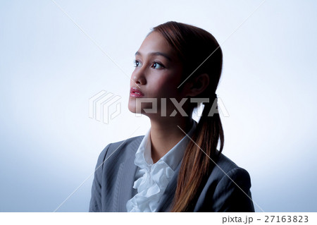 上を見上げる女性 上を見上げる女性 27163823