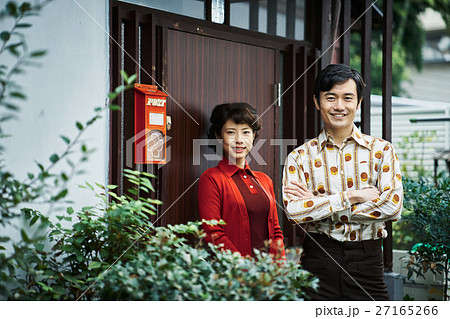 昭和イメージ　夫婦　ポートレート 27165266