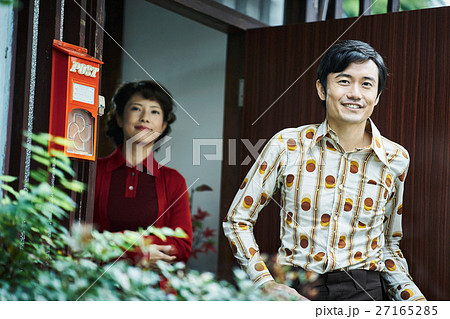 昭和イメージ 玄関 見送り 昭和イメージ 玄関 見送り 27165285