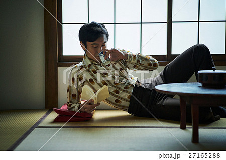 昭和イメージ　読書をする男性 27165288