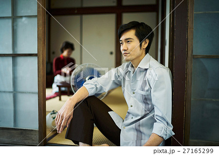 昭和の暮らし 涼む男性 昭和の暮らし 涼む男性 27165299