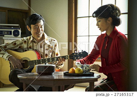 昭和の暮らし　夫婦　ギターを弾く夫 27165317