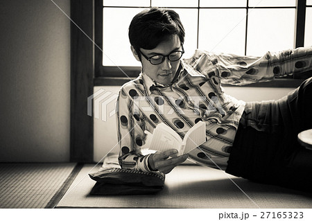 昭和イメージ　読書をする男性 27165323