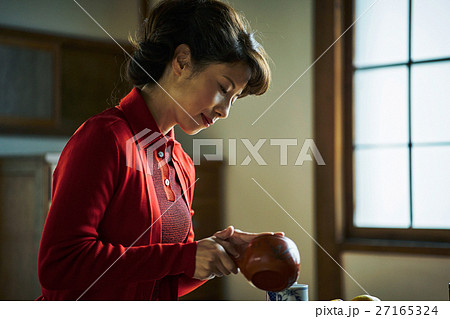 昭和の暮らし お茶を淹れる女性 昭和の暮らし お茶を淹れる女性 27165324