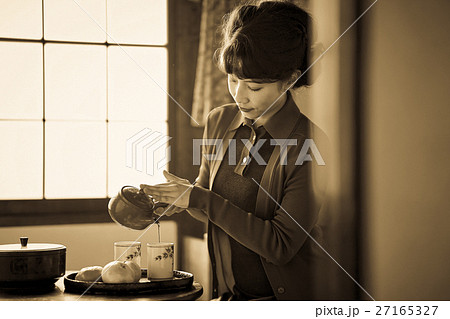 昭和の暮らし お茶を淹れる女性 昭和の暮らし お茶を淹れる女性 27165327