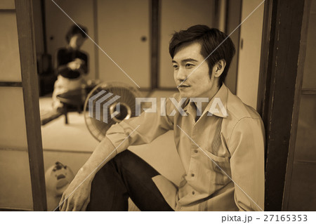 昭和の暮らし 涼む男性 昭和の暮らし 涼む男性 27165353