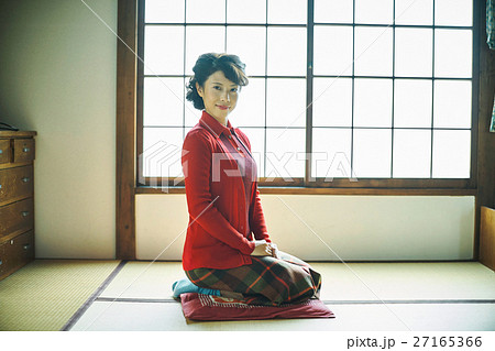 昭和イメージ 正座する女性 の写真素材