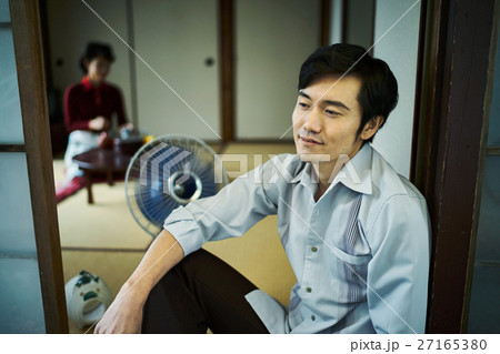 昭和の暮らし 涼む男性 昭和の暮らし 涼む男性 27165380