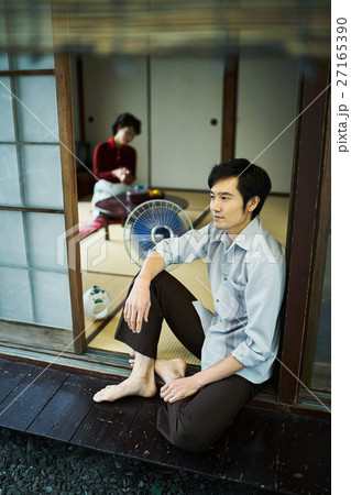 昭和の暮らし 涼む男性 昭和の暮らし 涼む男性 27165390