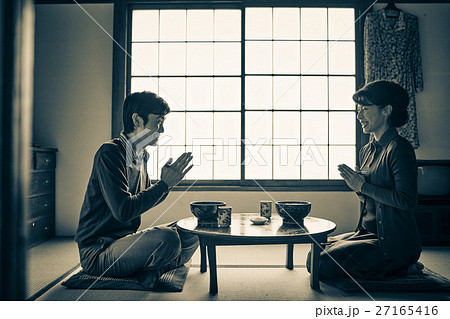 昭和の暮らし 食事をする夫婦 昭和の暮らし 食事をする夫婦 27165416