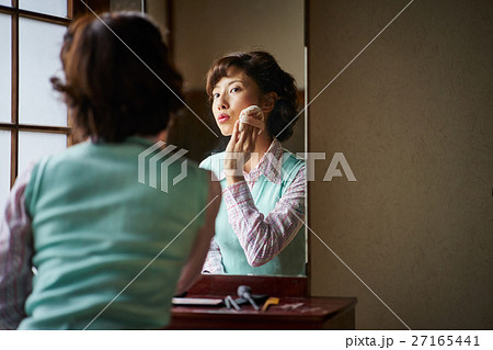 昭和 日常 お化粧をする女性 昭和 日常 お化粧をする女性 27165441