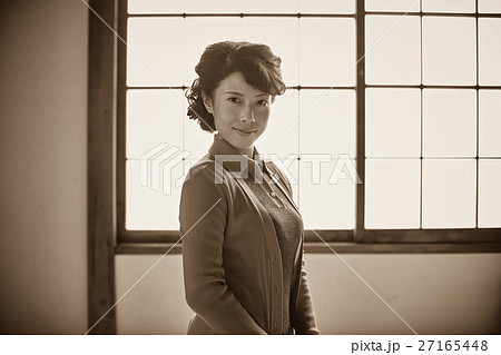 昭和イメージ 正座する女性 昭和イメージ 正座する女性 27165448