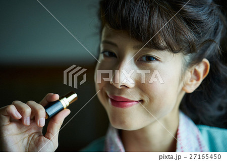 昭和　日常　お化粧をする女性 27165450