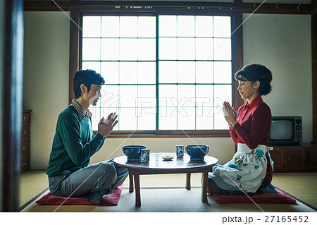 昭和の暮らし　食事をする夫婦 27165452
