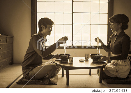 昭和の暮らし　食事をする夫婦 27165453