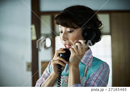 昭和　レトロ　電話で話す女性 27165495