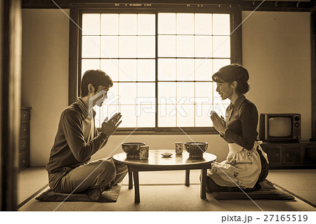 昭和の暮らし　食事をする夫婦 27165519