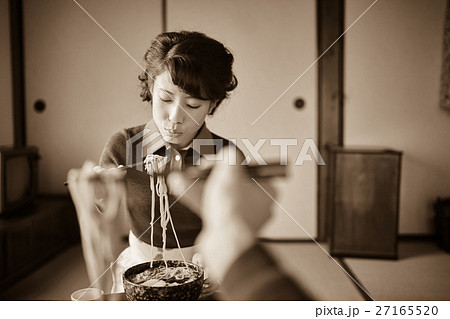 昭和の暮らし　昼食　うどん 27165520