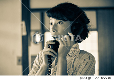 昭和　レトロ　電話で話す女性 27165536