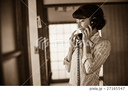 昭和 レトロ 電話で話す女性 昭和 レトロ 電話で話す女性 27165547