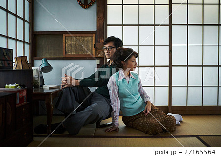 昭和イメージ 寄り添う夫婦 昭和イメージ 寄り添う夫婦 27165564
