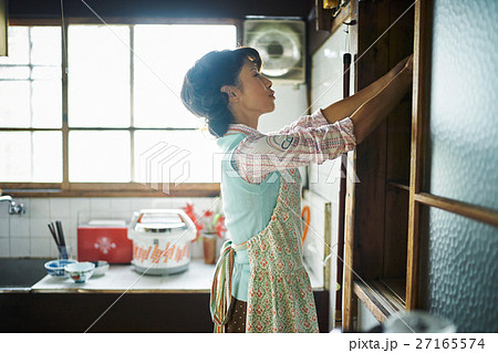 昭和の暮らし　主婦　家事をする女性 27165574
